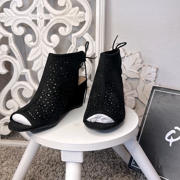 New Faux Suede Open Toe Strappy Cut Out Wedge Sandal BRAND NEW IN BOX! - Picture 4 of 10